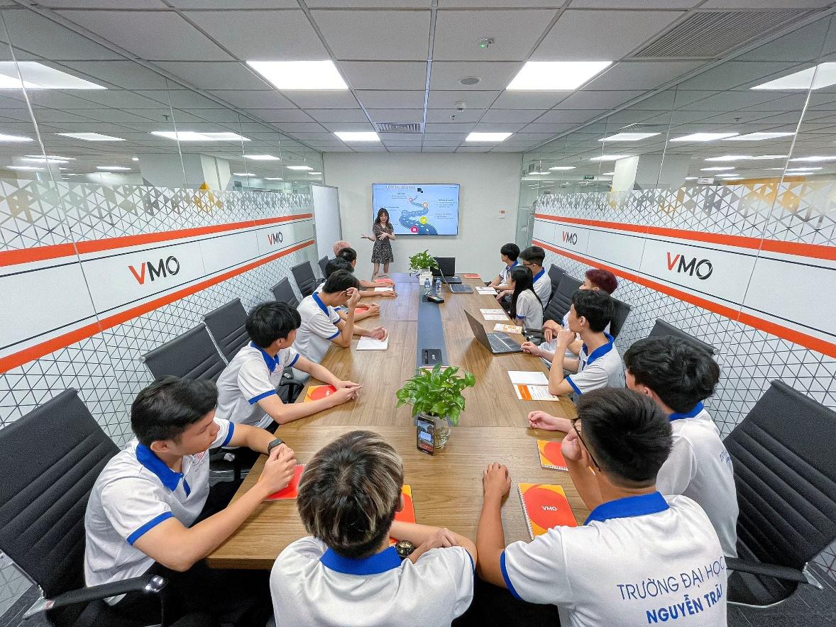 Sinh viên Trường Đại học Nguyễn Trãi được học tập cùng chuyên gia công nghệ tại giảng đường doanh nghiệp – VMO Academy