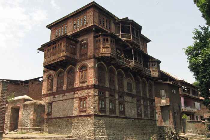 Traditional Kashmiri Architecture: Influences and Unique Characteristics - image 2