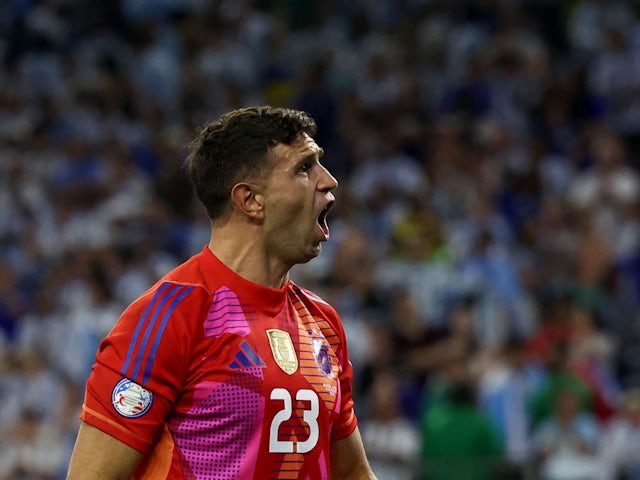 Emiliano Martinez dari Argentina merayakan kemenangannya dalam adu penalti pada 4 Juli 2024