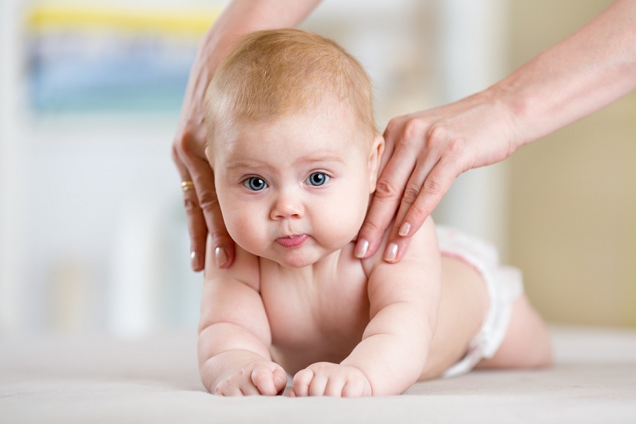 Sử dụng dầu massage kết hợp cùng các thao tác xoa bóp giúp bé phát triển khỏe mạnh và toàn diện