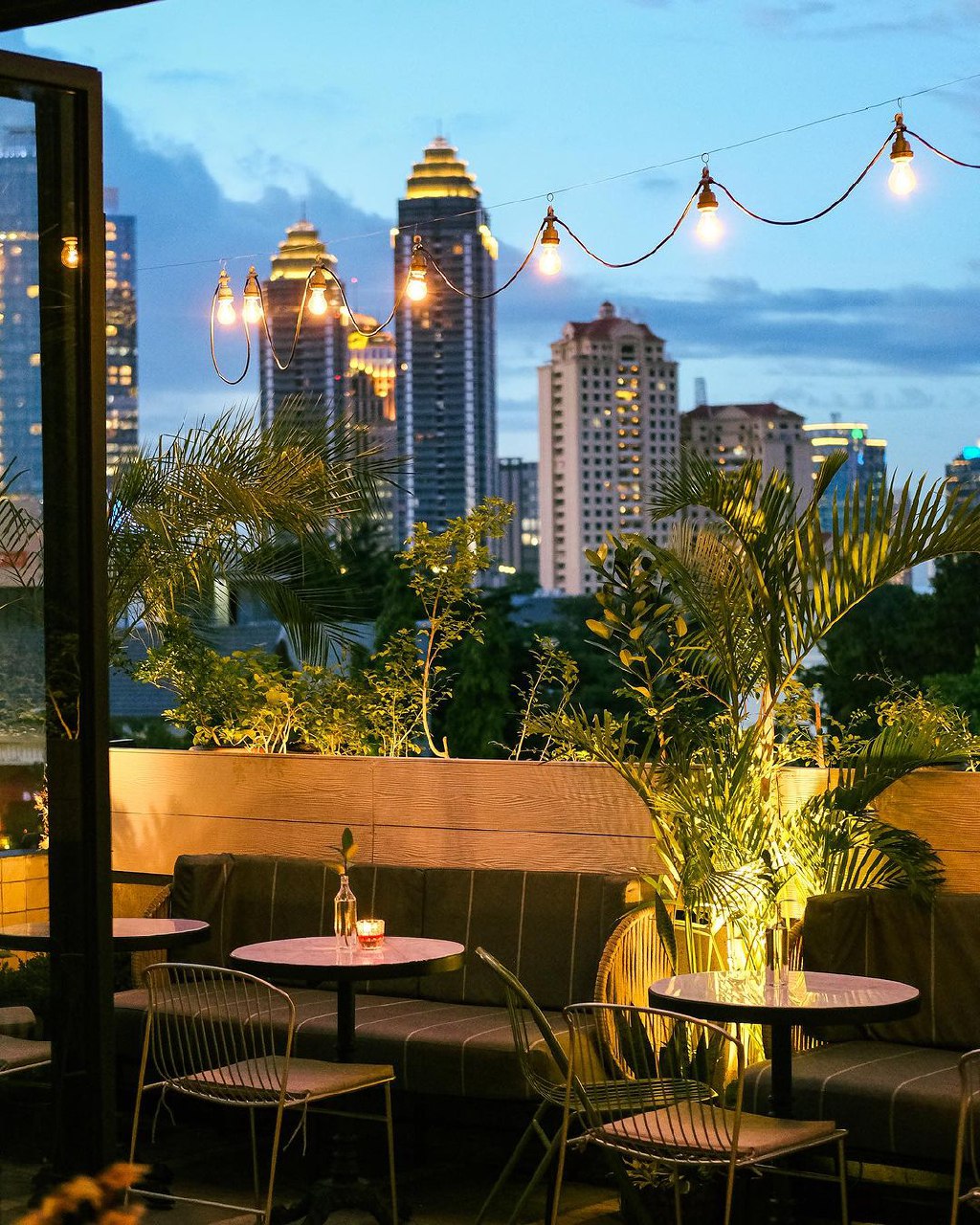 hause rooftop cafe mrt jakarta