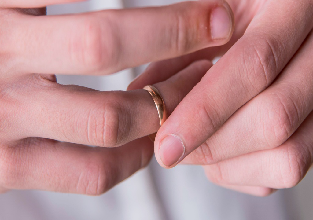 close-up-hands-with-wedding-ring_副本