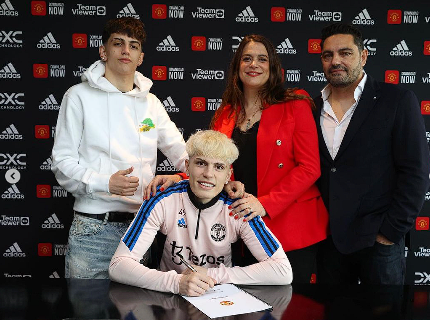 Alejandro Garnacho with his parents and brother