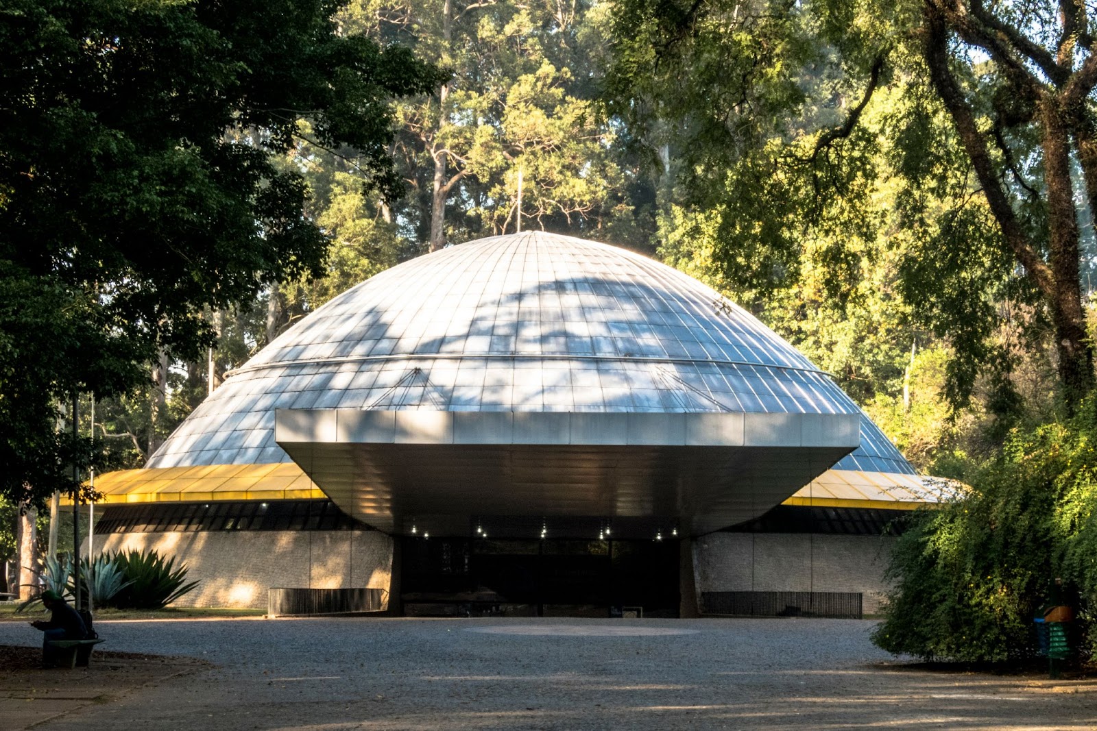 Vista da fachada do Planetário Ibirapuera