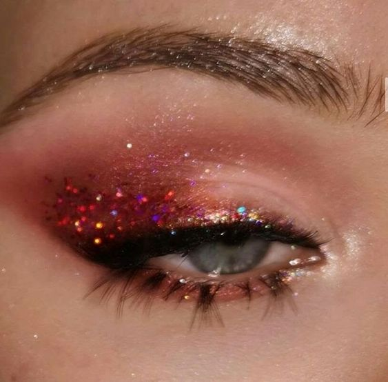 Maquillaje de ojos con glitter rojo