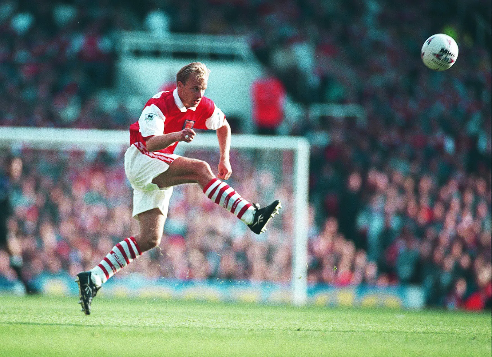 Dennis Bergkamp – Huyền Thoại Bóng Đá Hiện Đại