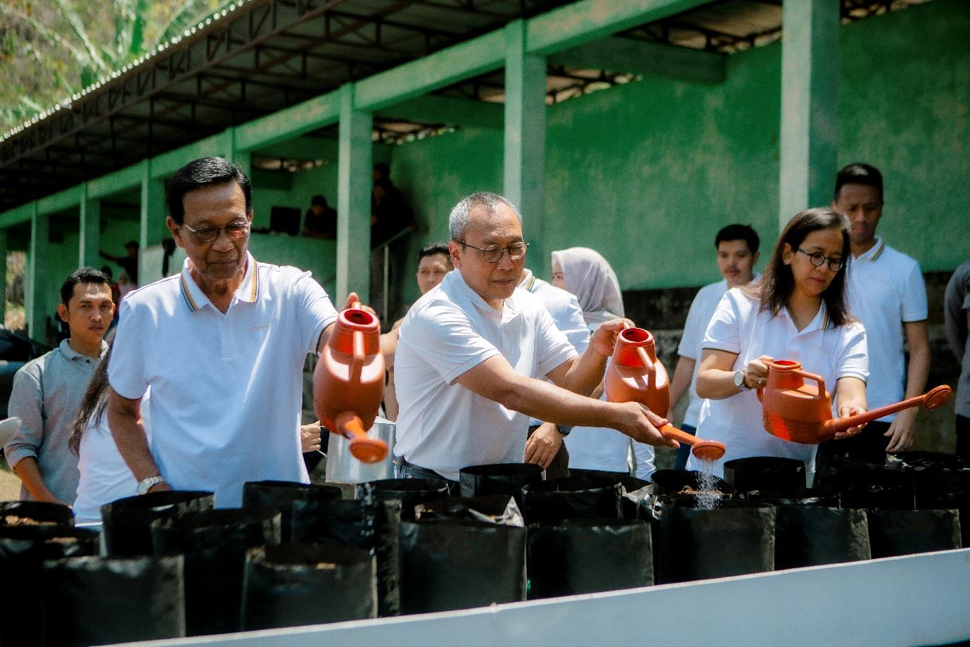 A group of people pouring water into black containers
    </div>
</div>
                    </div>
        <aside class=