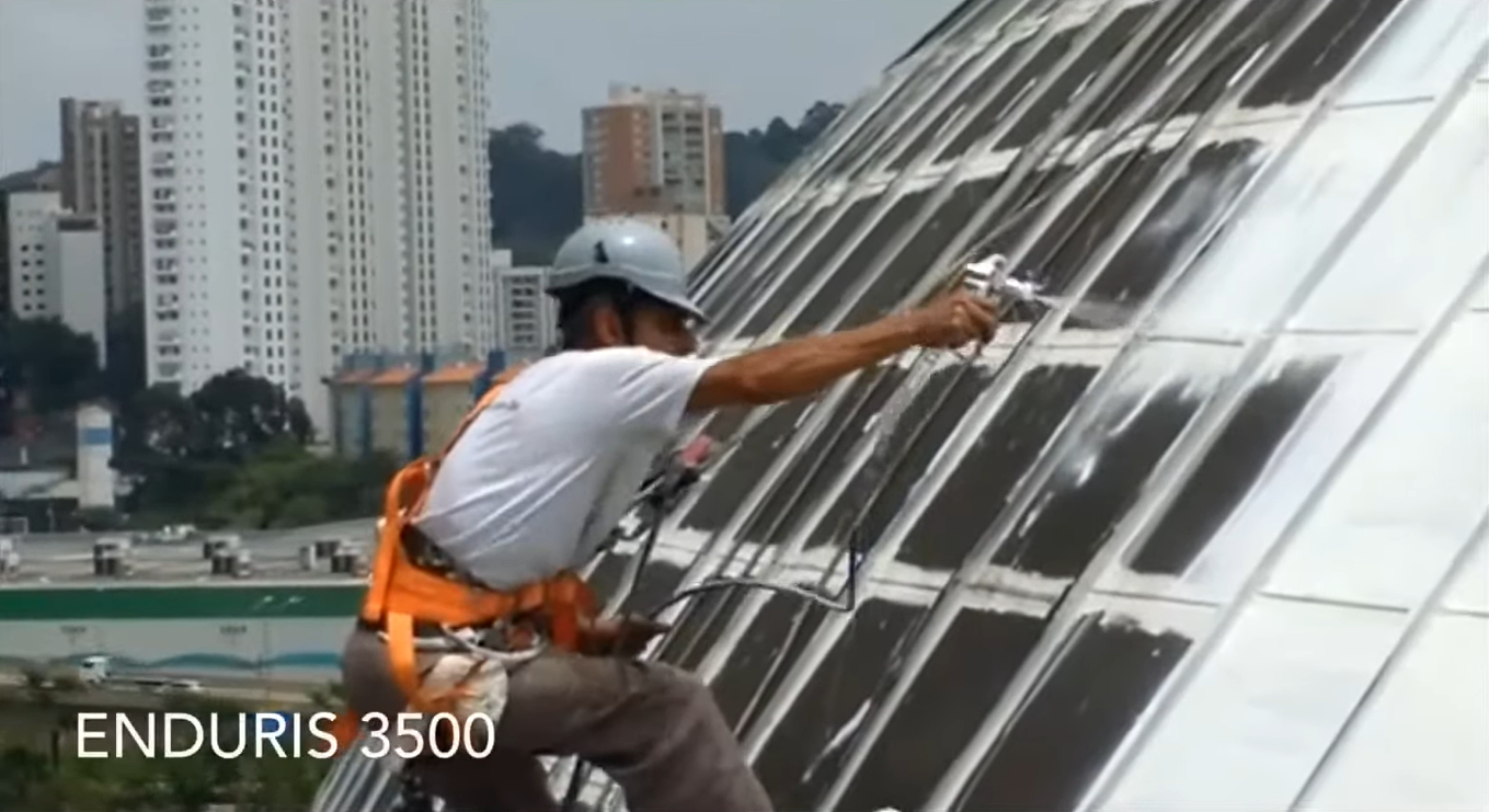 Homem fazendo manobra com skate na mão

Descrição gerada automaticamente com confiança média