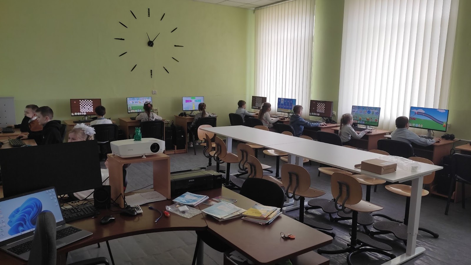 Кабінет інформатики у школі: діти сидять за комп'ютерами 