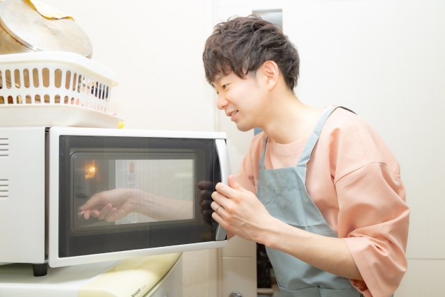 休日に料理をする男性