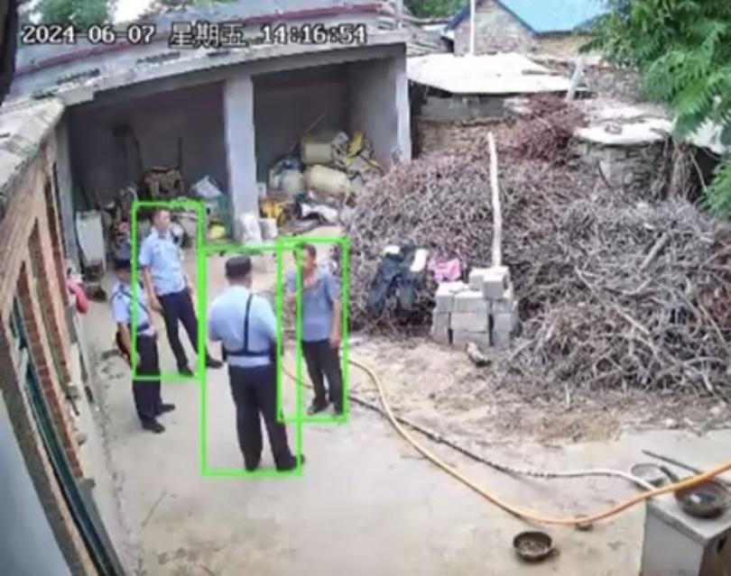 李吉成父母家中摄像头拍下的警察上门画面（李吉成提供）