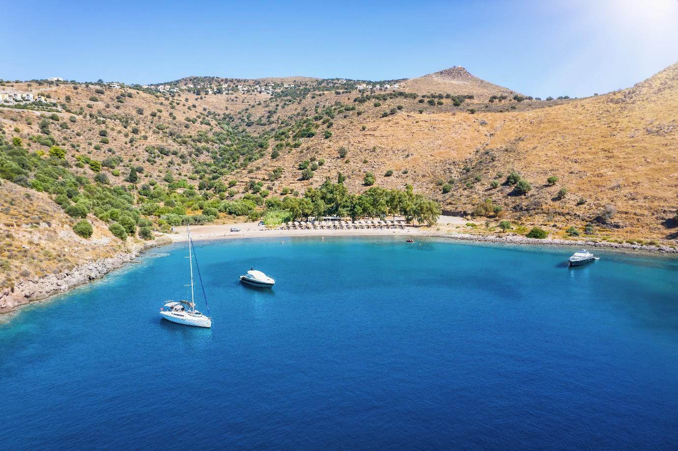 A blue water with boats in it

Description automatically generated