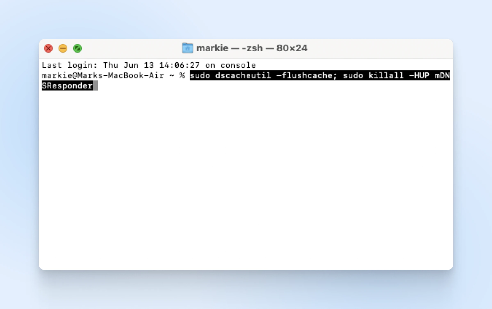Ventana de terminal que muestra al usuario 'markie' que inició sesión por última vez el 13 de junio y ejecuta un comando usando 'sudo' para vaciar el caché.