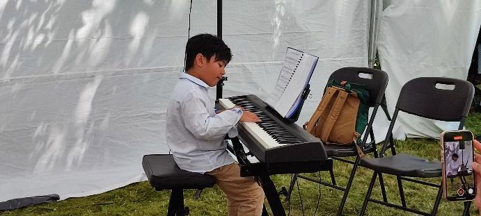 A child playing a pianoDescription automatically generated