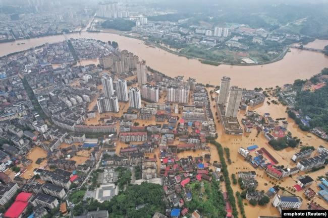 中国湖南省岳阳平江县暴雨引发洪水淹没城镇。(2024年7月2日)