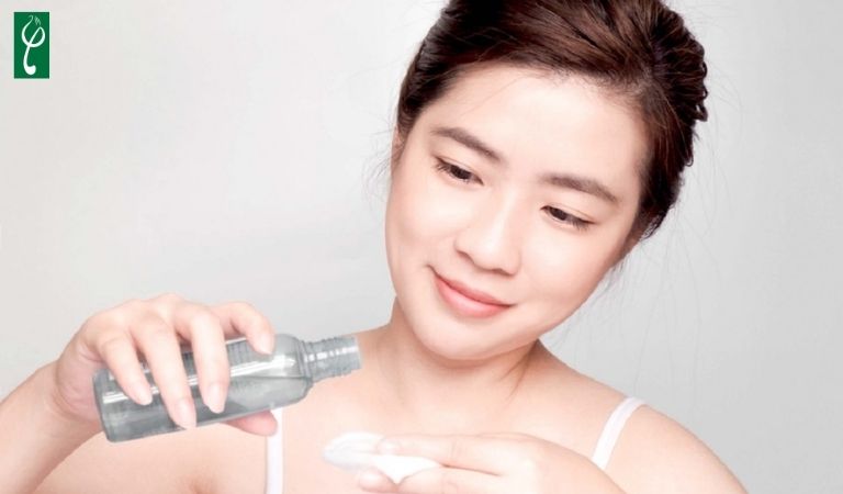 Cân bằng da bằng toner