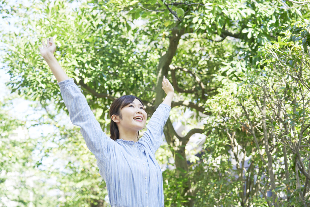 伸びをして健康的な女性