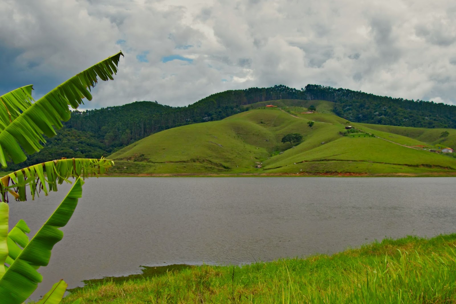 Vista frontal da barragem da Represa Paraitinga, em Salesópolis.