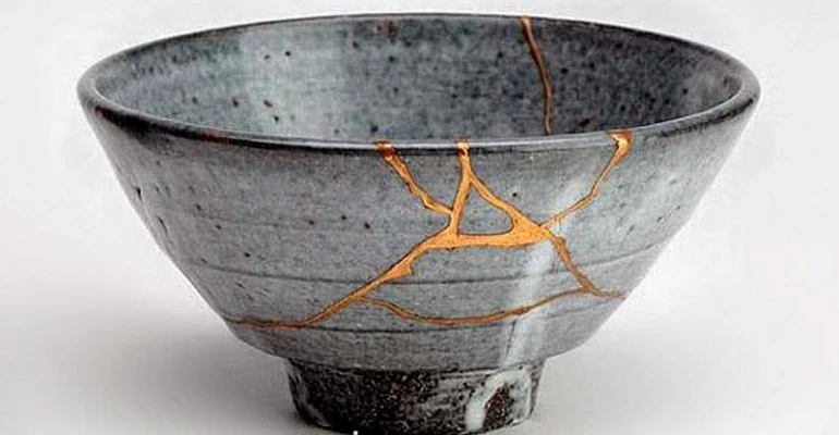 Kintsugi: Nghệ thuật dùng vàng ròng hàn gắn gốm vỡ và triết lý cuộc sống tôn vinh vẻ đẹp từ những rạn nứt tâm hồn của người Nhật. Nguồn: cafef.vn