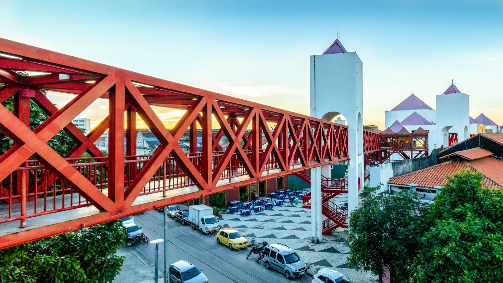 Vista da ponte vermelha do Centro Cultural Dragão do Mar em Fortaleza (CE).