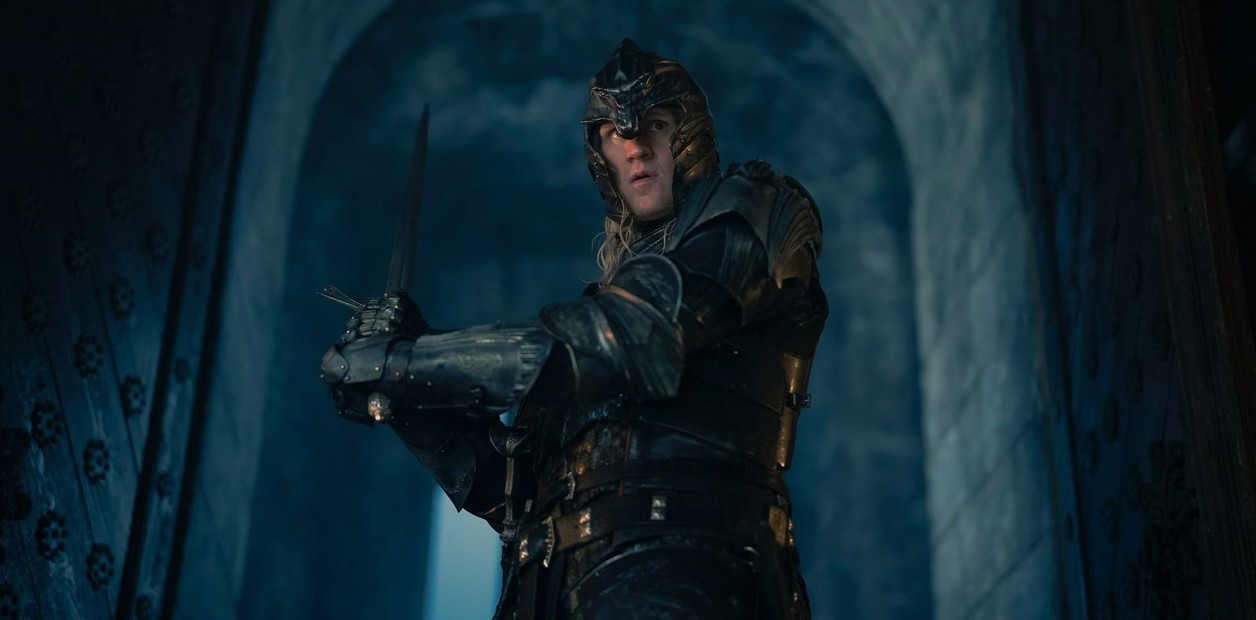 Daemon Targaryen, con su armadura de combate, sostiene su espada cuando toma el castillo de Harrenhaal.