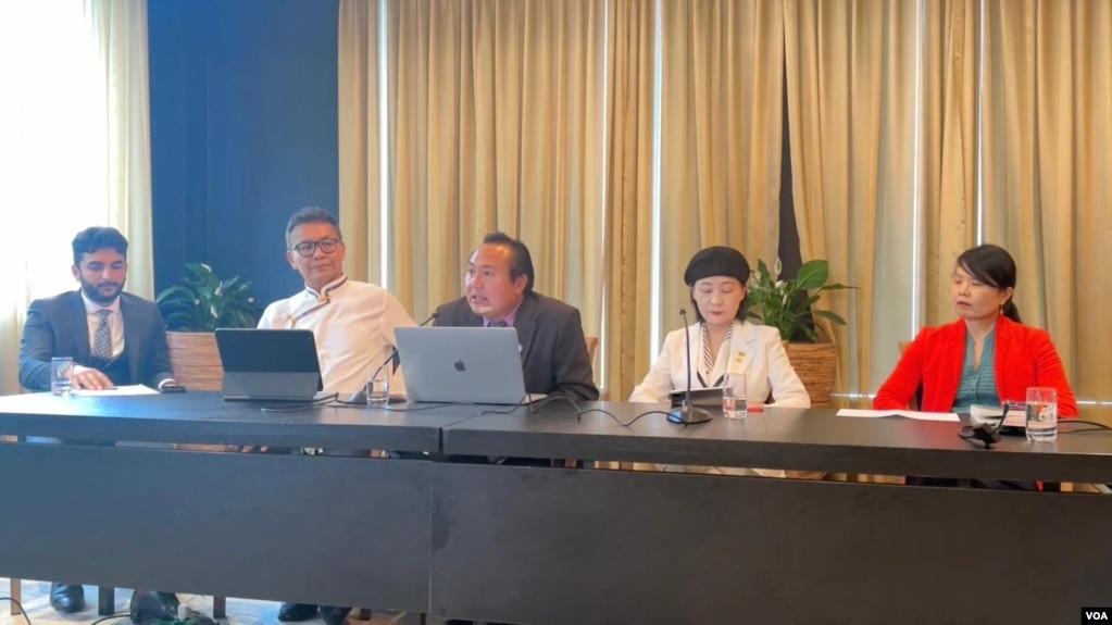 世界公民法院2024年7月8-12日在荷兰海牙开庭审理中国国家主席习近平涉嫌犯有“反人类罪、种族灭绝罪和侵略罪”的案子。出庭作证的人权活动人士有格桑多吉(左二)，藏族政治家，西藏流亡政府官员；恩赫巴图·陶格楚格(左三)，蒙古族人权活动家，南蒙古人权信息中心(SMHRIC)创始人和主任；盛雪(左四)，加拿大华裔人权活动家，民主中国阵线副主席；艾米·易(左五)，前《金融时报》记者，著有《远离世界屋脊：在四大洲之间的藏人难民旅行记》 (南蒙古人权信息中心提供)