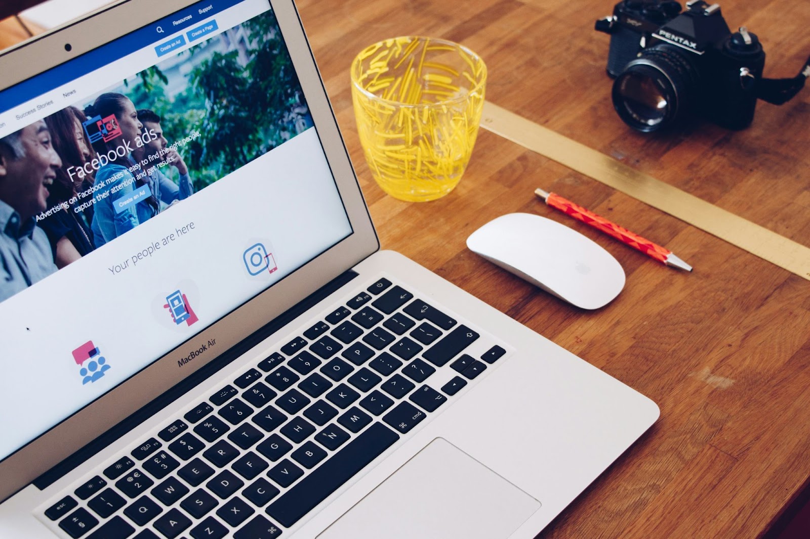 Una laptop con la página de inicio de Facebook Ads abierta, indicando herramientas de marketing digital