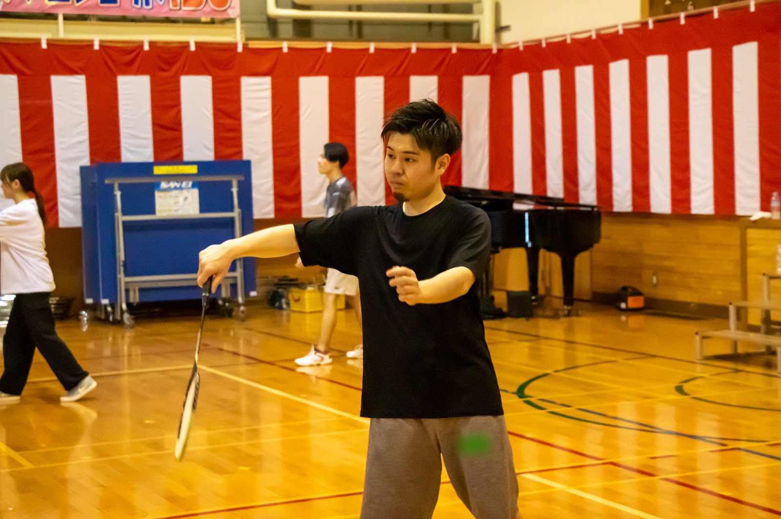 2人、陸上競技をしている、武術をしている人の画像のようです