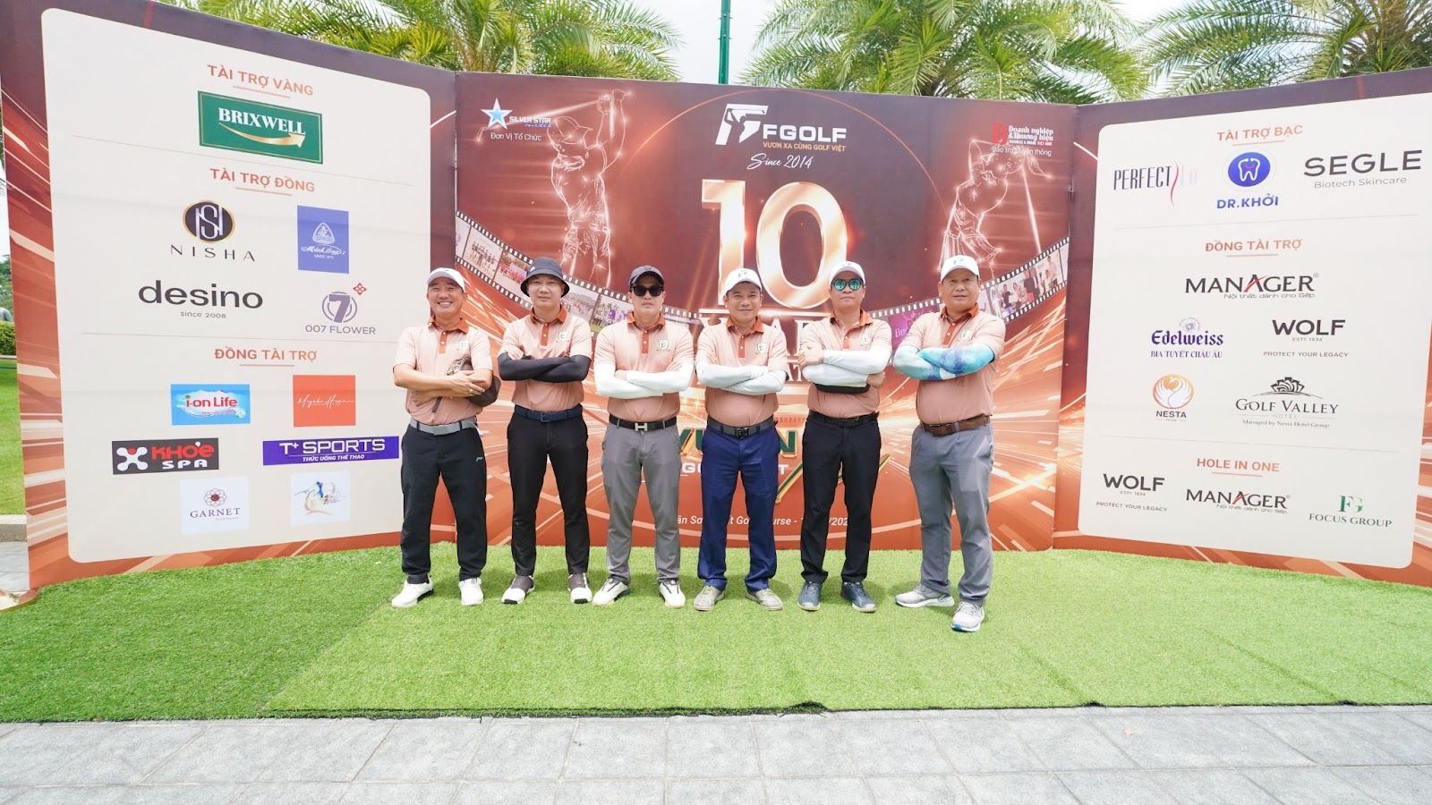 (Các golfer chụp ảnh lưu niệm trước giờ thi đấu) 