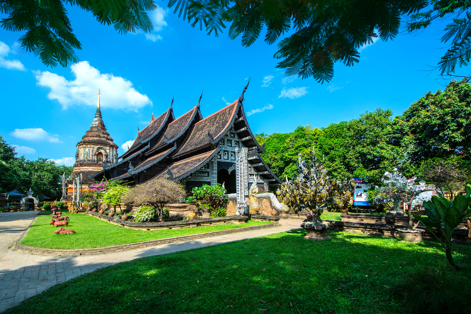 Khuôn viên bên ngoài chùa cổ Lok Molee, Thái Lan