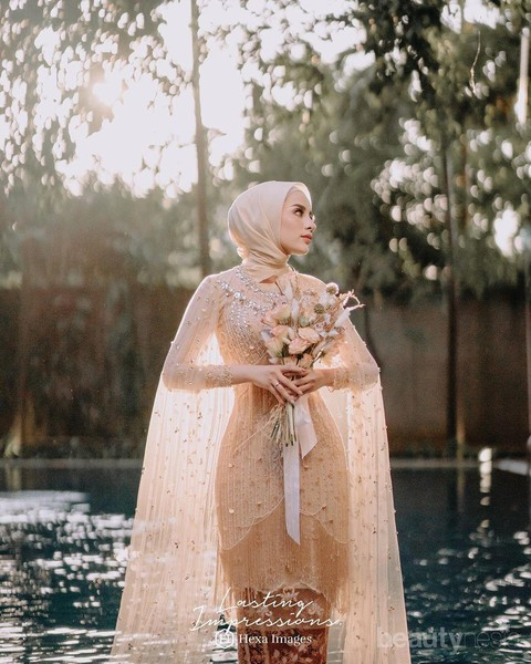 model jahit baju kebaya terbaru Kebaya Body Fit dengan Veil Menjuntai