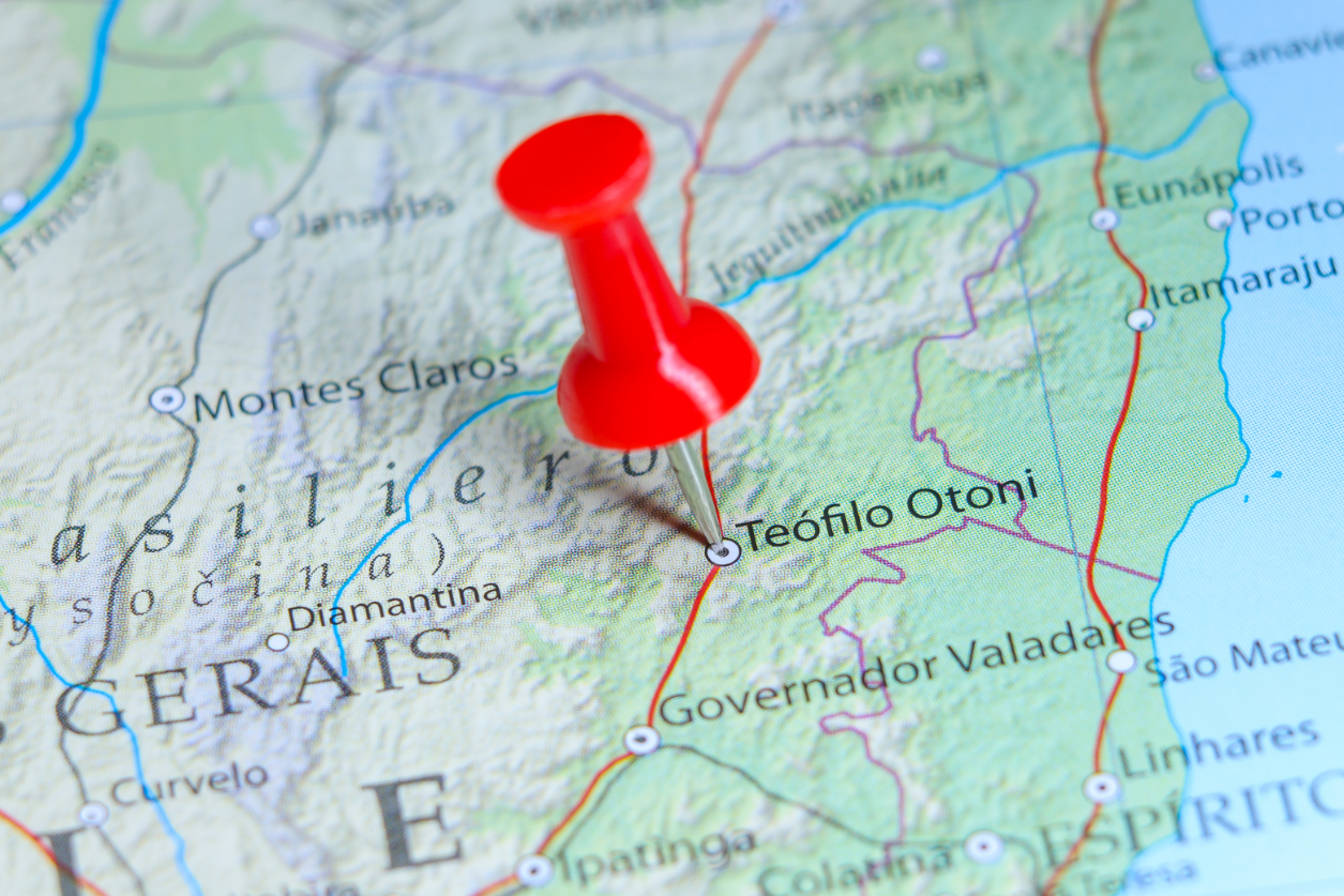 Mapa de Minas Gerais com um pin vermelho marcando a localização de Teófilo Otoni
