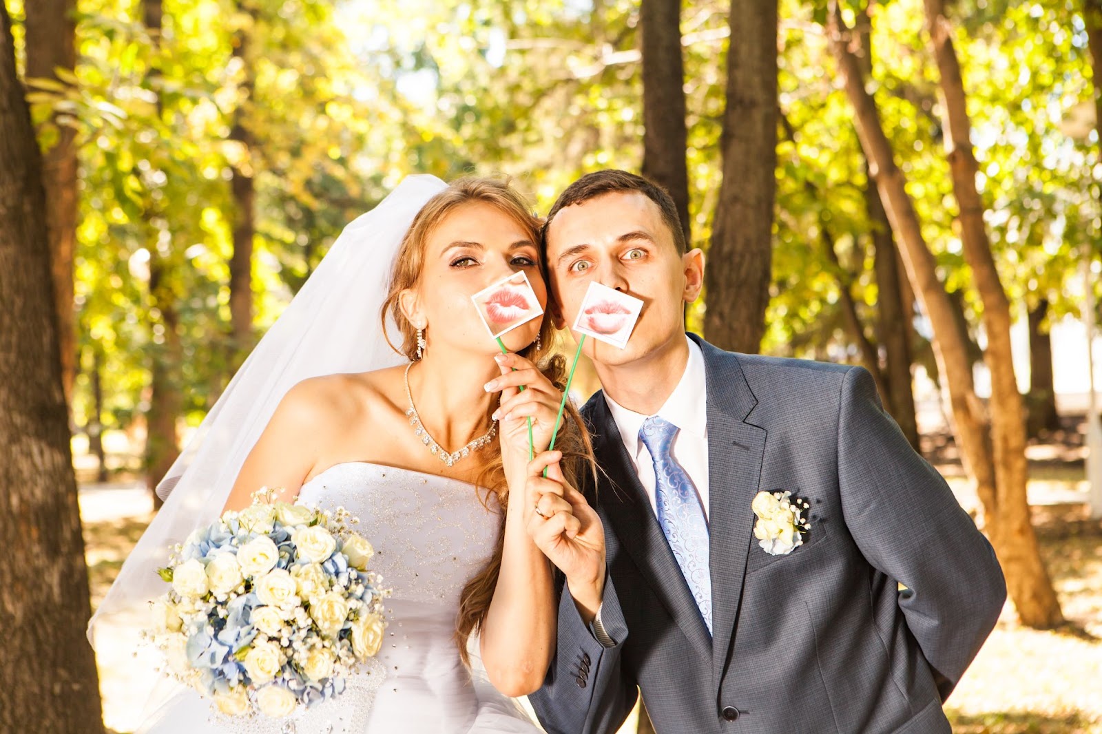 bride groom kiss