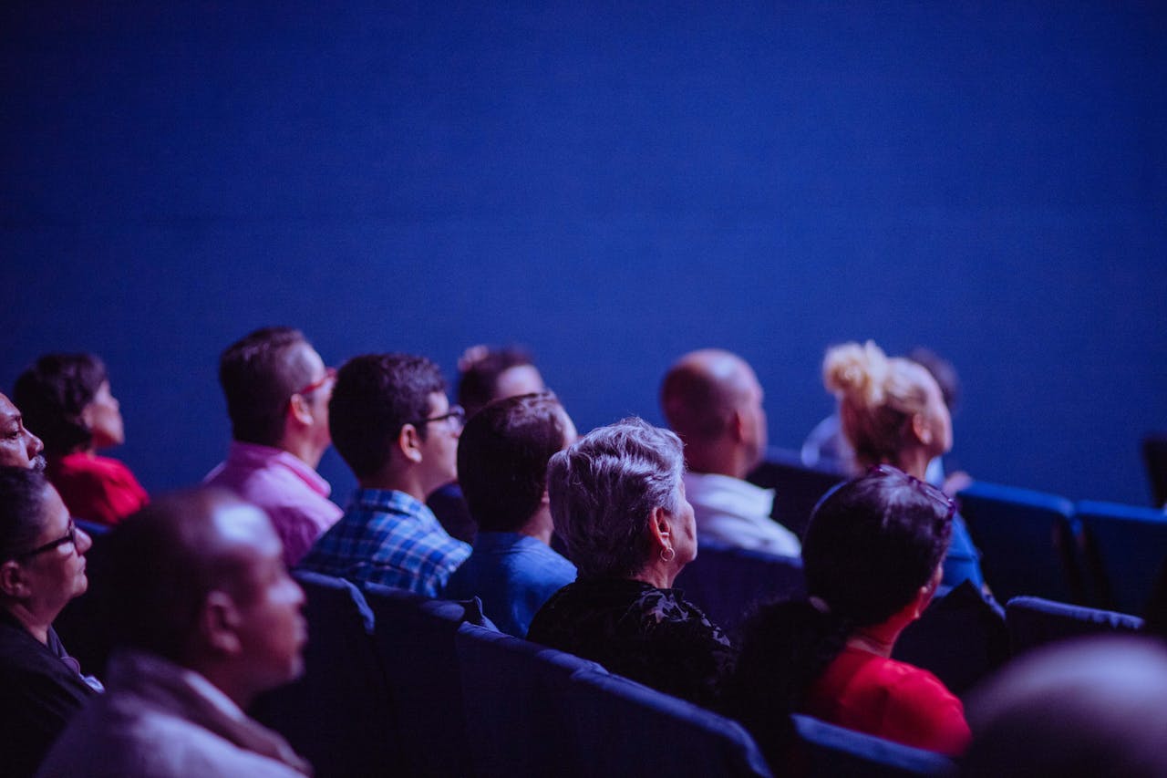 Pessoas a ver um filme no cinema