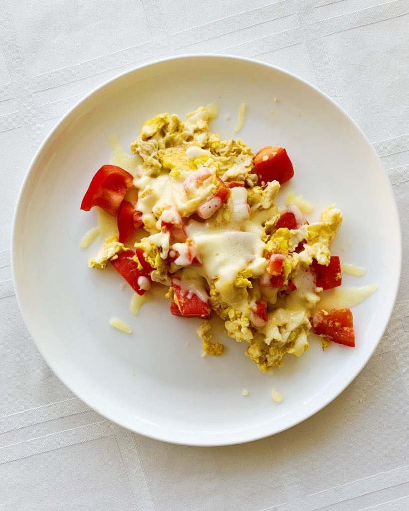 Cheesy Scrambled Eggs with Peppers | Affordable Meals For Students
