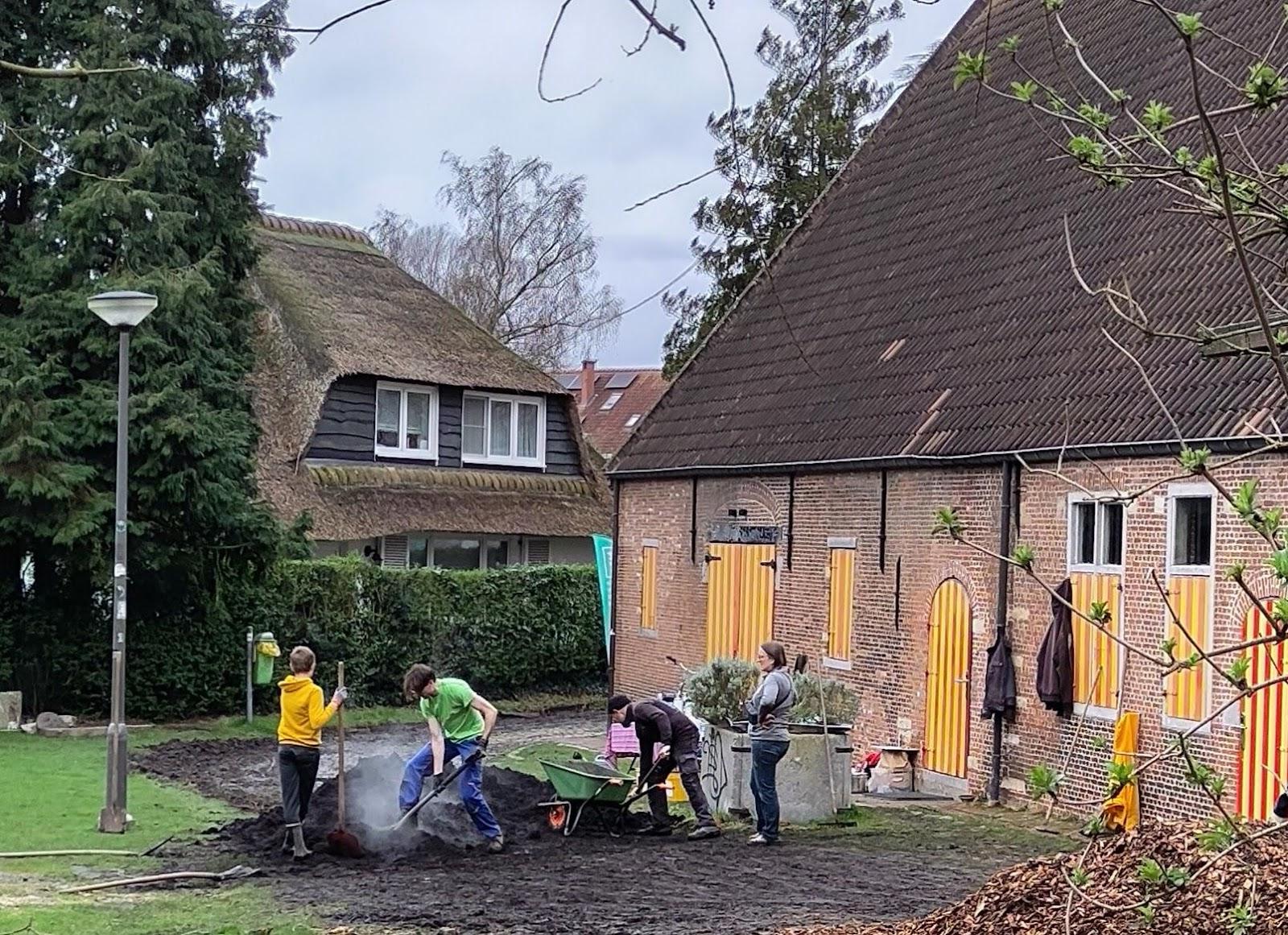 Afbeelding met buitenshuis, gebouw, boom, plant

Automatisch gegenereerde beschrijving