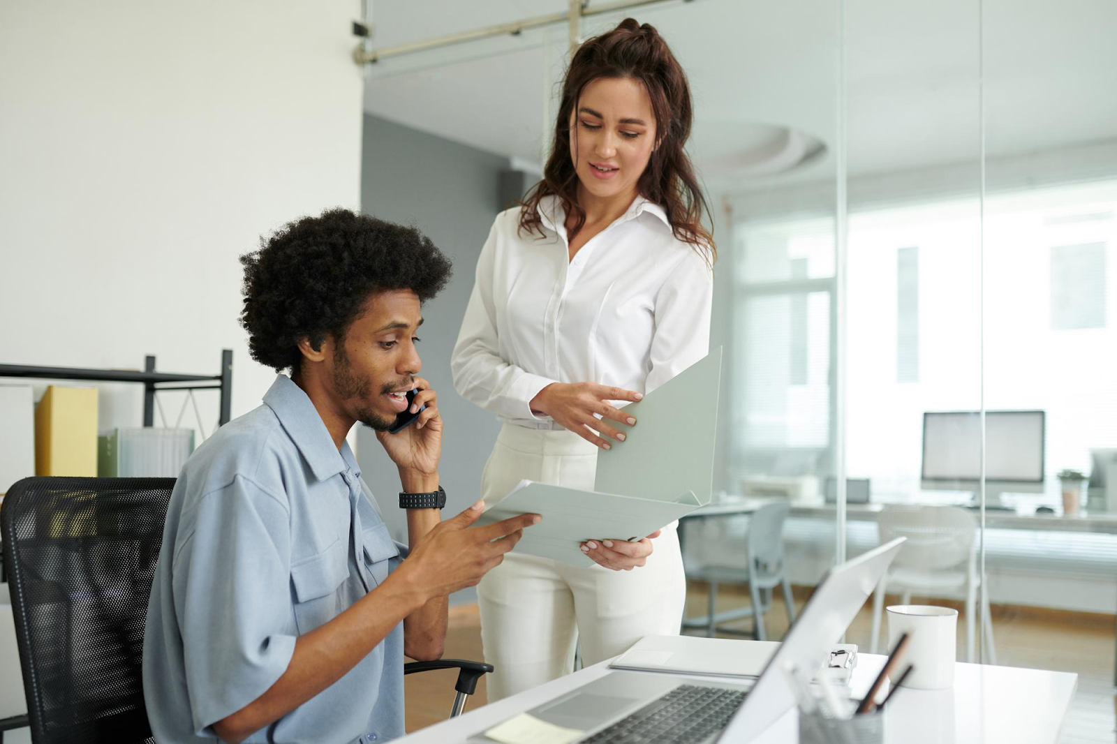 equipe conversando sobre como melhorar o atendimento da empresa