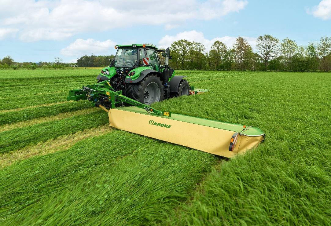 Ein Bild, das Gras, draußen, Himmel, Traktor enthält. Automatisch generierte Beschreibung