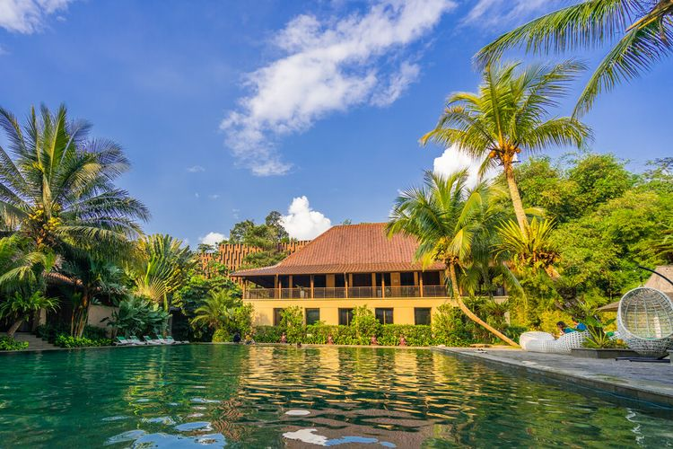 pemandangan kolam renang di Amanuba Hotel & Resort Rancamaya