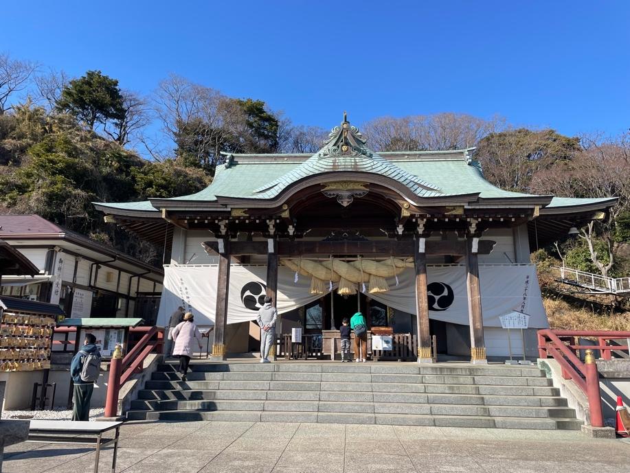 屋外, 建物, 男, 座る が含まれている画像

自動的に生成された説明