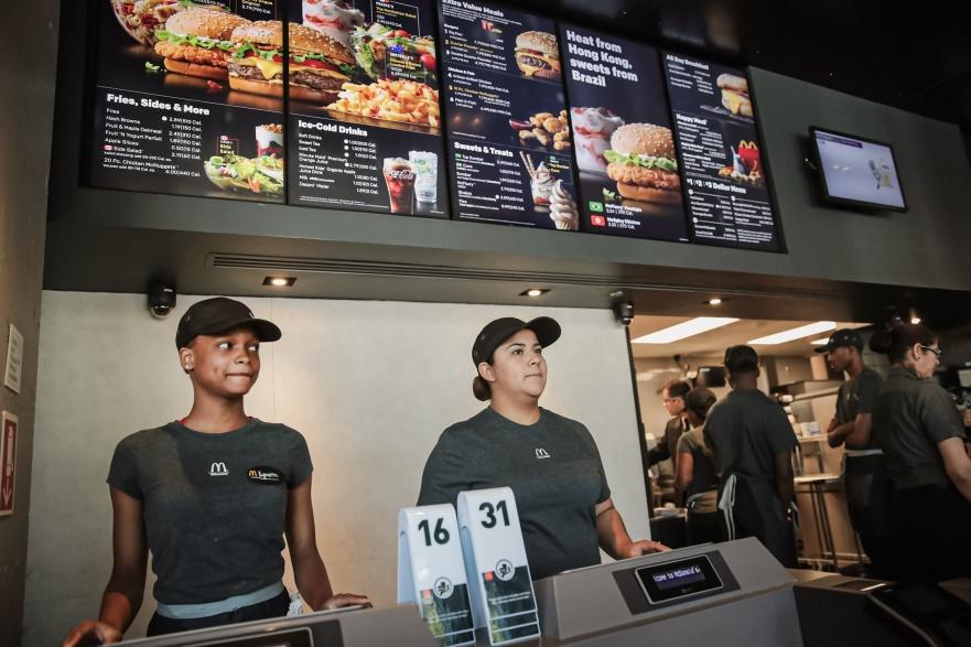 Các nhân viên thu ngân làm việc tại một nhà hàng McDonald's ở Chicago hôm 04/06/2018. Theo ông Stein, với sự phụ thuộc ngày càng tăng vào lao động ngoại, những người Mỹ làm những công việc lương thấp, không đòi hỏi kỹ năng cao thậm chí có thể không nói cùng loại ngôn ngữ với đồng nghiệp của họ. (Ảnh: Scott Olson/Getty Images)