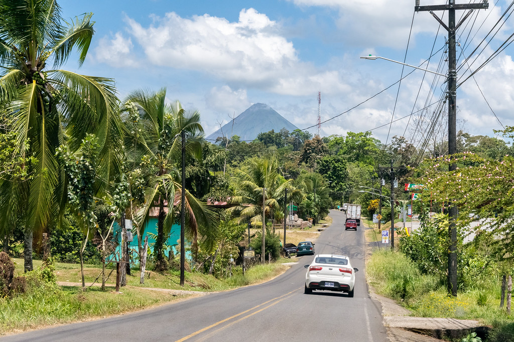 a car driving around and exploring La Fortuna