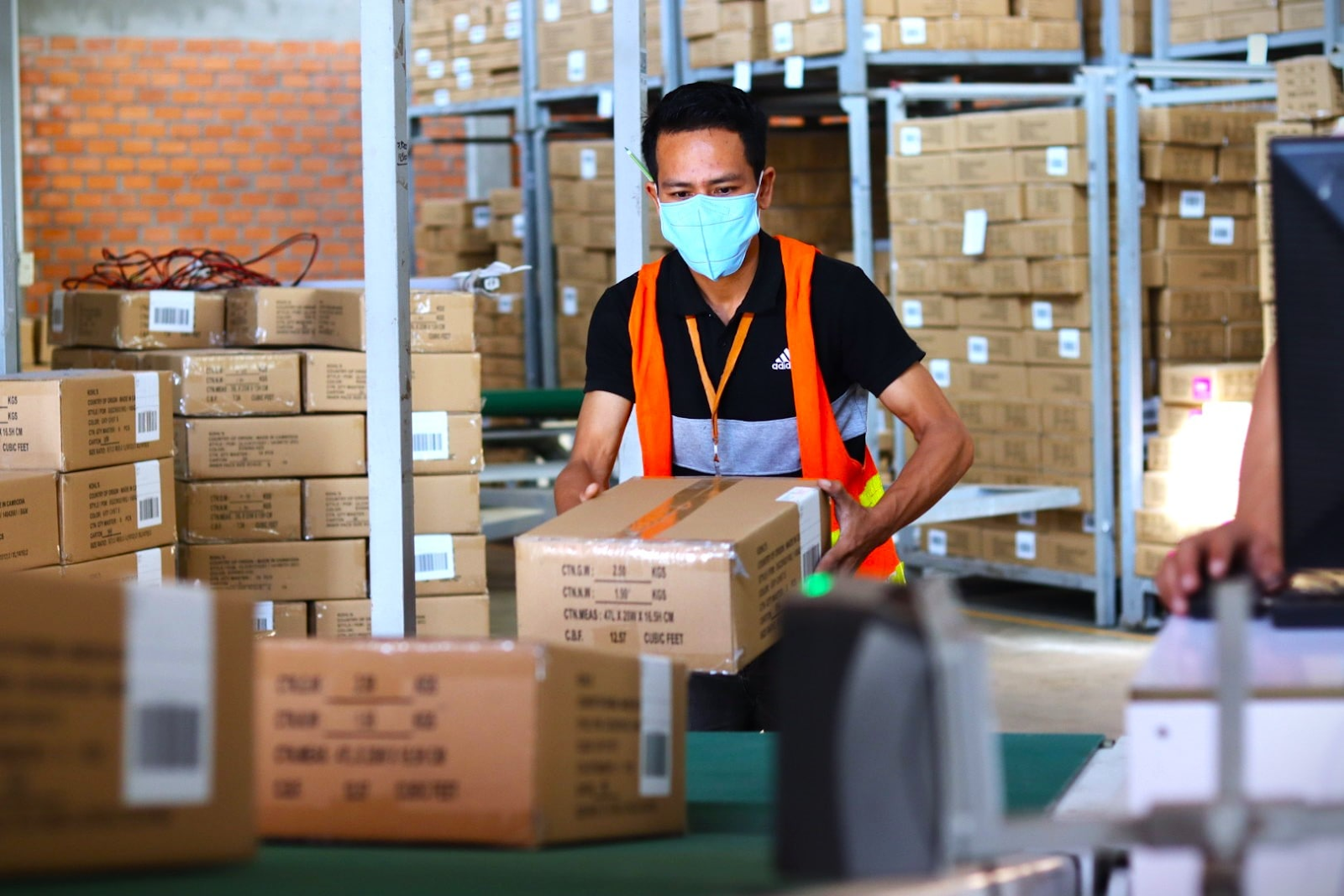 Nhân viên bốc xếp cũng cần có kỹ năng sắp xếp hàng hóa có khoa học