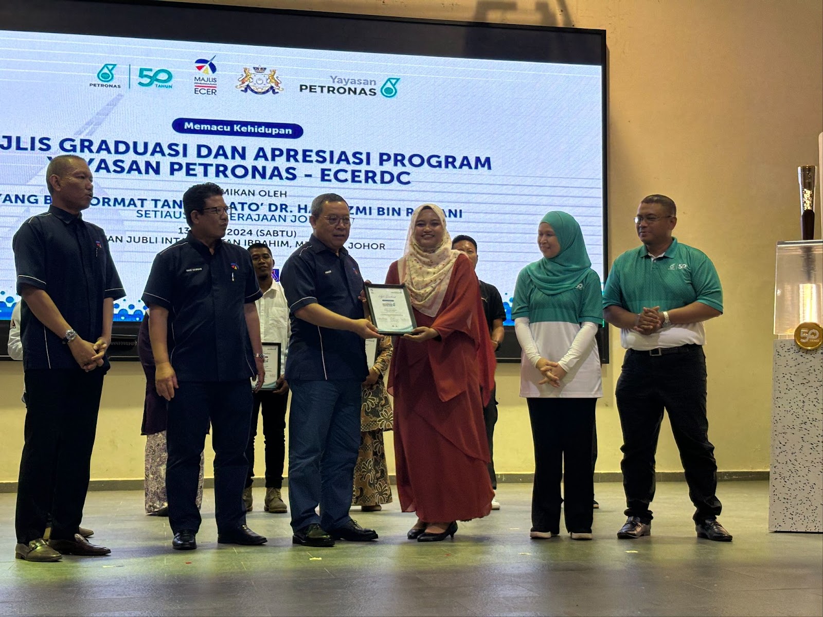 Raihana Ramlan adalah salah seorang 7 peserta terbaik dari 169 peserta Program Yayasan PETRONAS yang terpilih menyertai Program ECER Latihan Kemahiran dan Keusahawanan dari Wilayah Selatan.