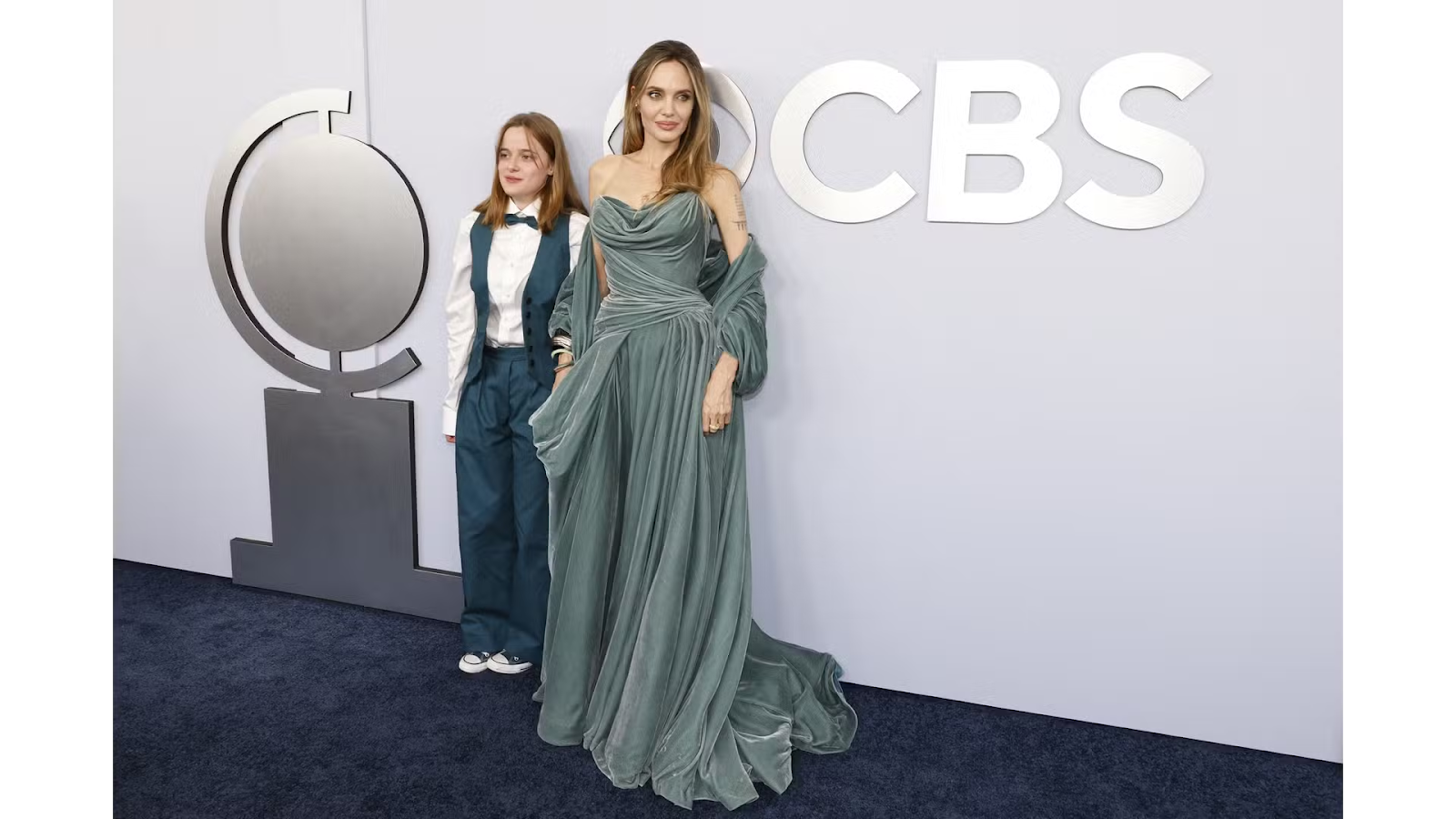 Imagem de conteúdo da notícia "Tony Awards 2024: Looks vão de clássicos ao uso de Crocs no tapete vermelho" #2