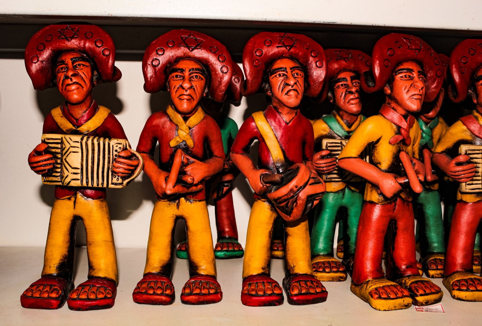 Tradicionais estatuetas de cerâmica, artigos populares nas feiras de artesanato de Fortaleza. As pequenas esculturas representam homens tocando sanfona, triângulo e zabumba.