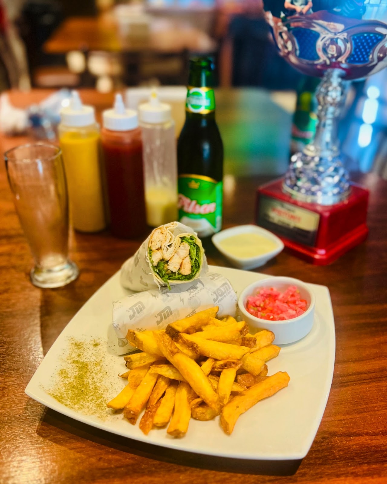 plat sur une table dans un restaurant automobile