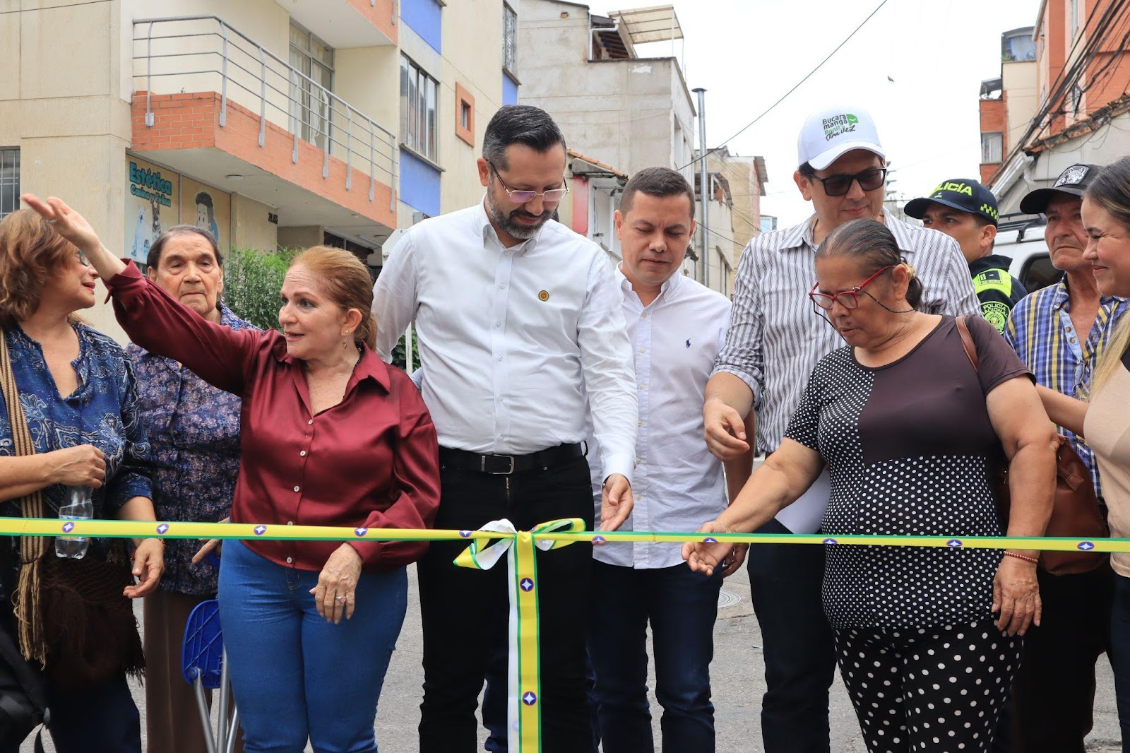 Comunidad del barrio Antonia Santos recibe su vía pavimentada luego de 20 años de espera