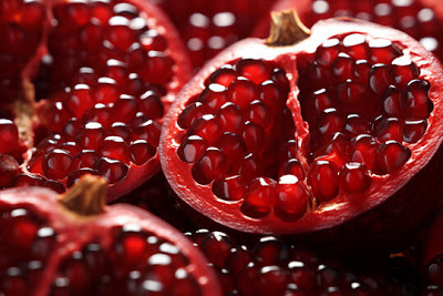 Health benefits of Pomegranate
1-Rich in antioxidants
2-It helps prevent inflammation
3-Reduced risk of cancer
4-Antimicrobial​