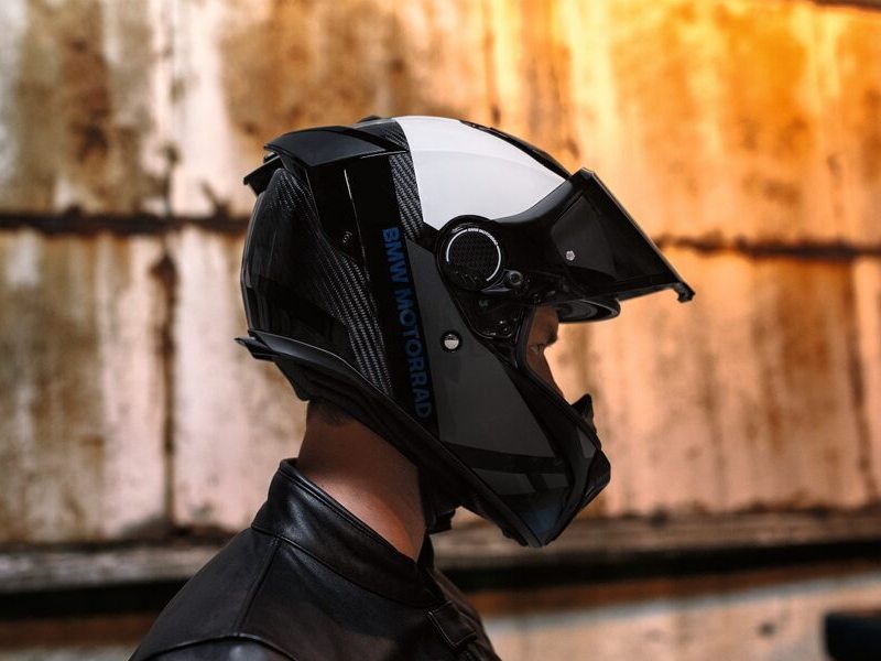 un motard équipé d'un casque BMW Xomo